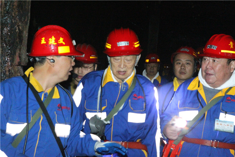 宋院士、張?jiān)菏恳恍邢戮暡旃ぷ?，?tīng)取礦方匯報(bào)