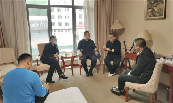 山東科技大學(xué)實(shí)用礦山壓力研究中心主任石永奎教授、郝建博士應邀赴龍煤雙鴨山礦業(yè)集團進(jìn)行技術(shù)交流